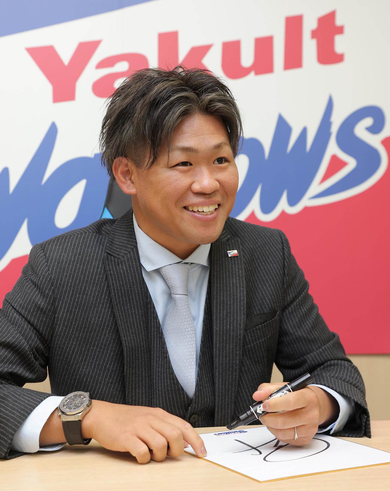 契約更改後の会見で、来シーズンの目標を色紙に書き入れる田口麗斗（代表撮影）