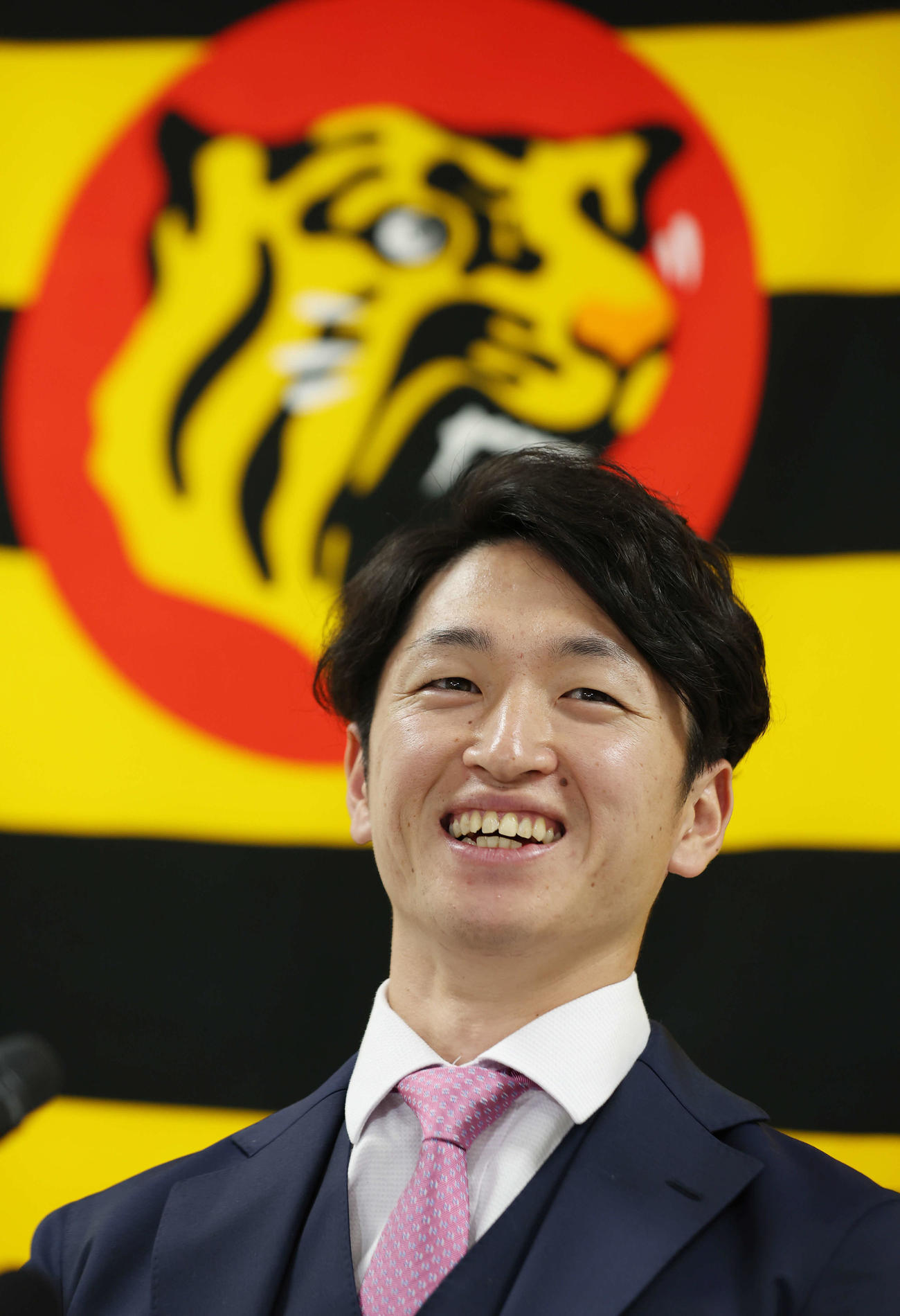契約更改を終え、会見で笑顔を見せる阪神近本（撮影・前田充）