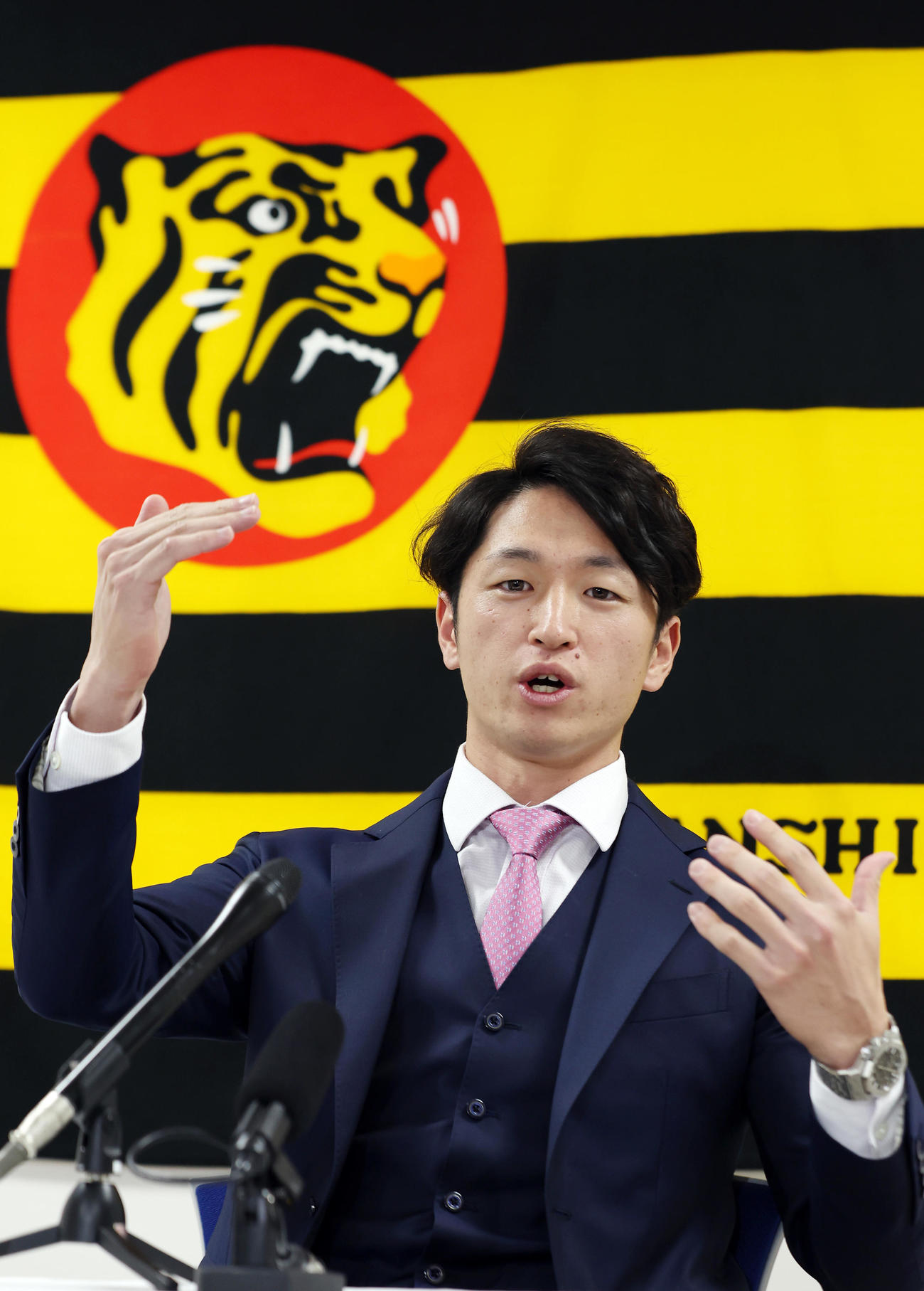 契約更改を終え、会見に臨む阪神近本（撮影・前田充）