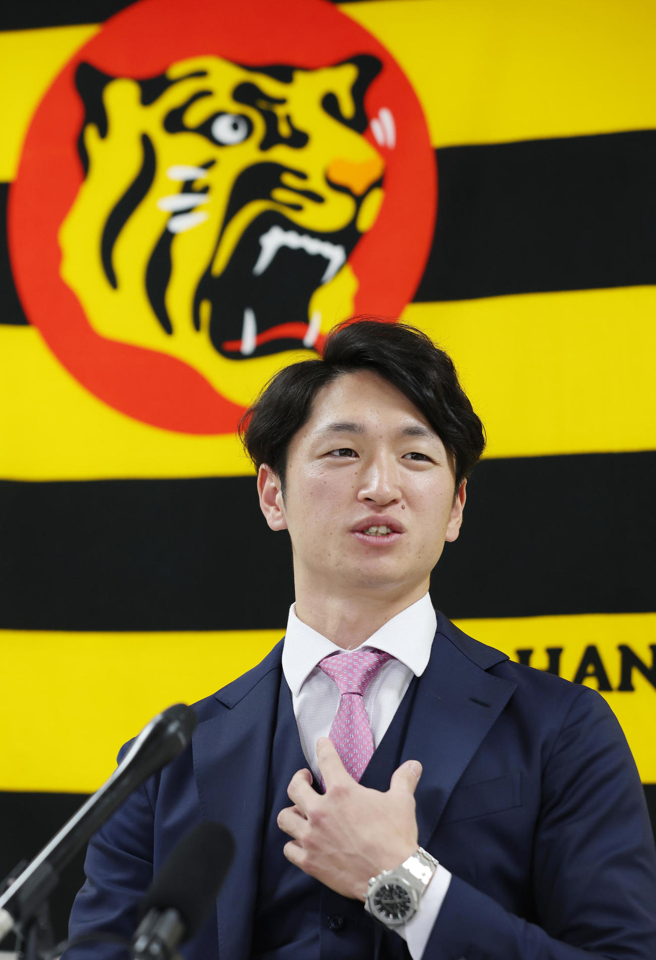 契約更改を終え、会見に臨む阪神近本（撮影・前田充）