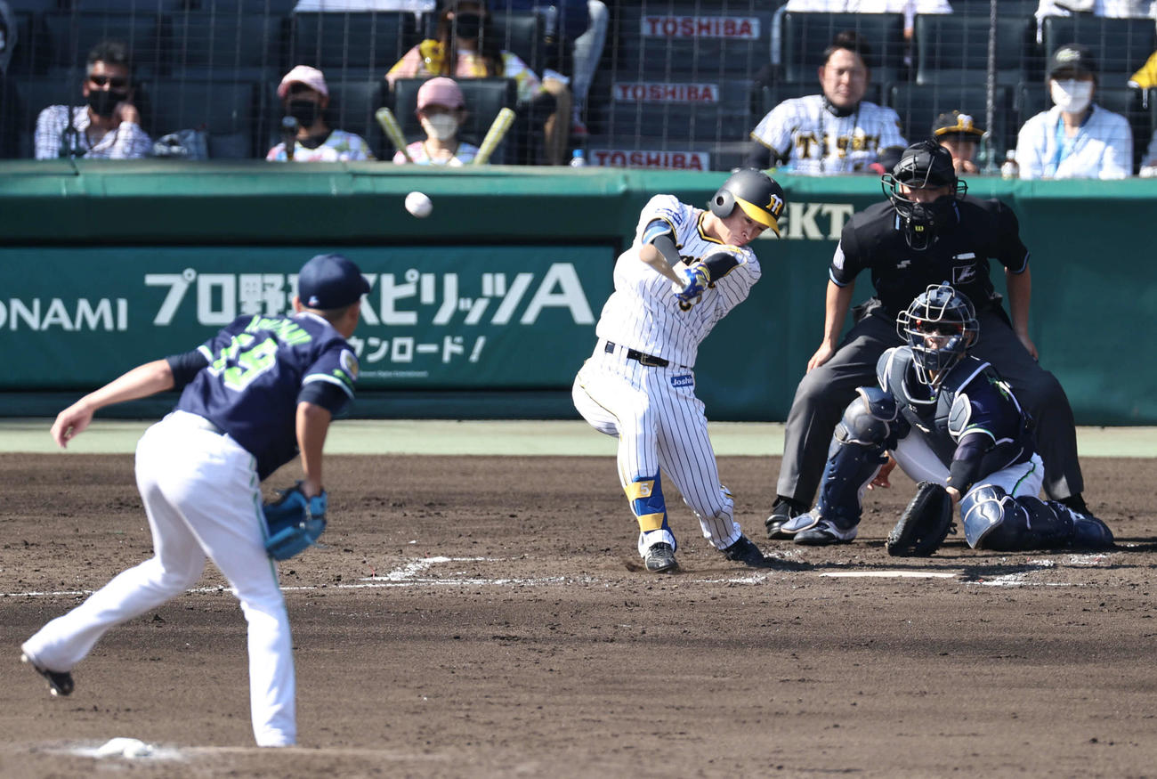 5月4日、ヤクルト戦の3回、近本は12球粘って右前打を放つ