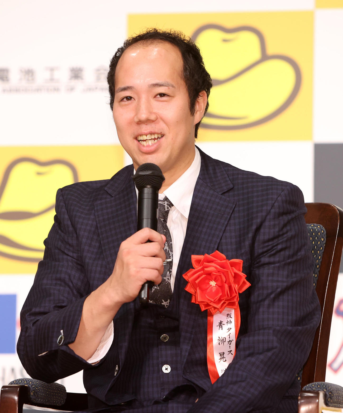 最優秀バッテリー賞を受賞し笑顔を見せる阪神青柳（撮影・鈴木正人）