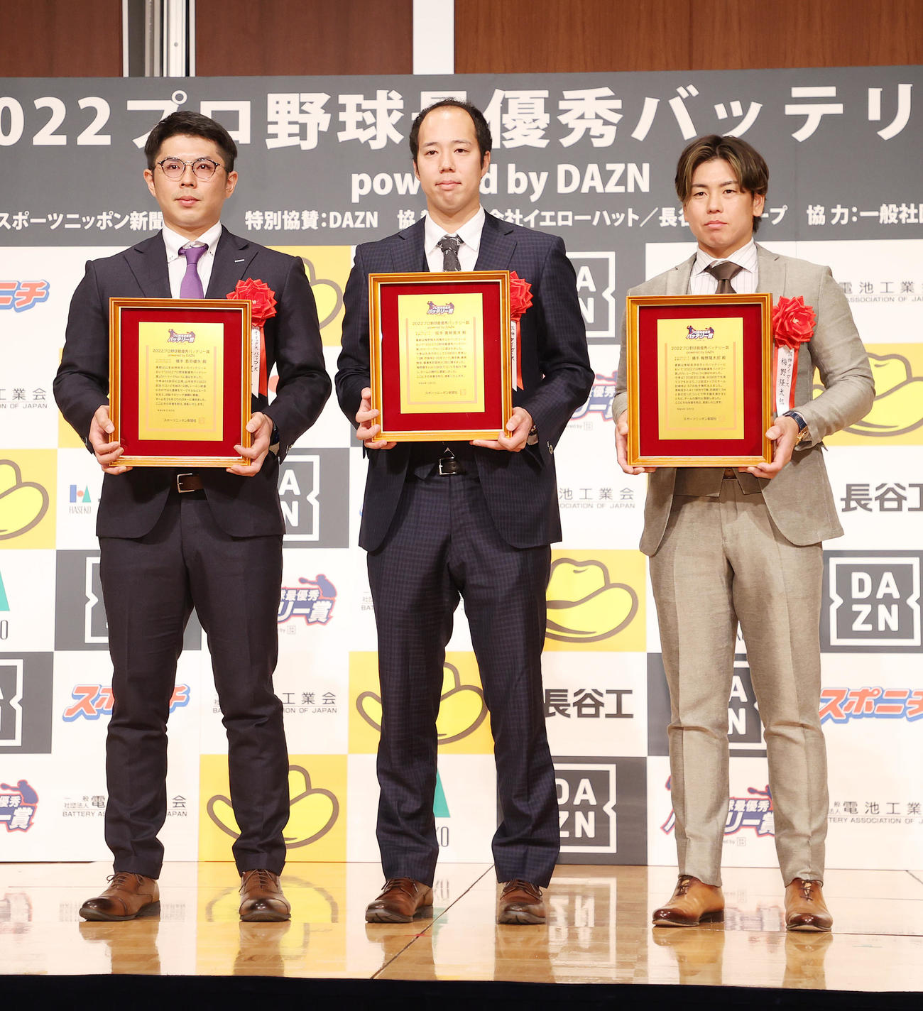 最優秀バッテリー賞を受賞し写真に納まる、左からオリックス若月、阪神青柳、梅野（撮影・鈴木正人）