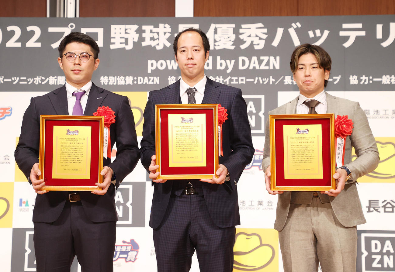 最優秀バッテリー賞を受賞し写真に納まる、左からオリックス若月、阪神青柳、梅野（撮影・鈴木正人）
