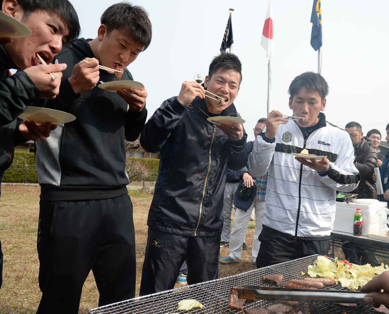 16年2月、宮崎牛に舌鼓を打つオリックス大城滉二、杉本裕太郎、近藤大亮、吉田凌