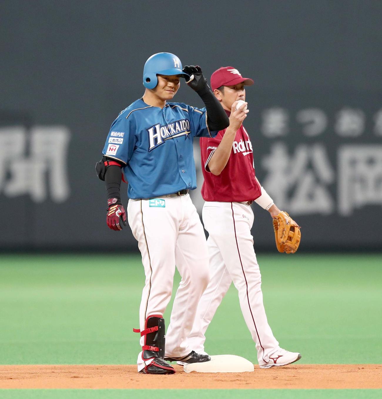 プロ初安打となる中越え二塁打を放ち笑顔の清宮幸太郎（左）（2018年5月2日撮影）