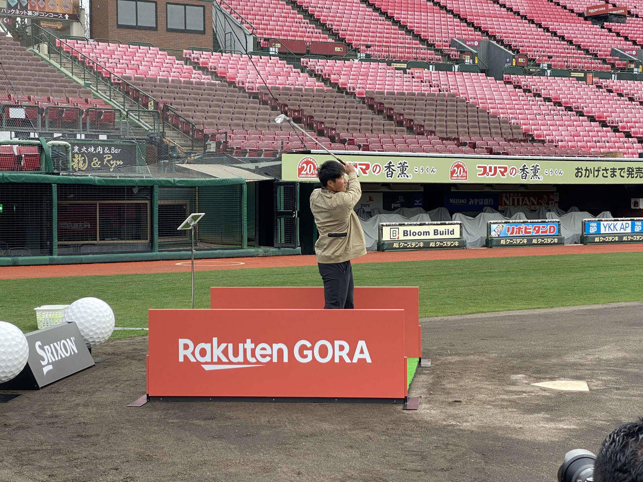 ティーショットを放つ小深田
