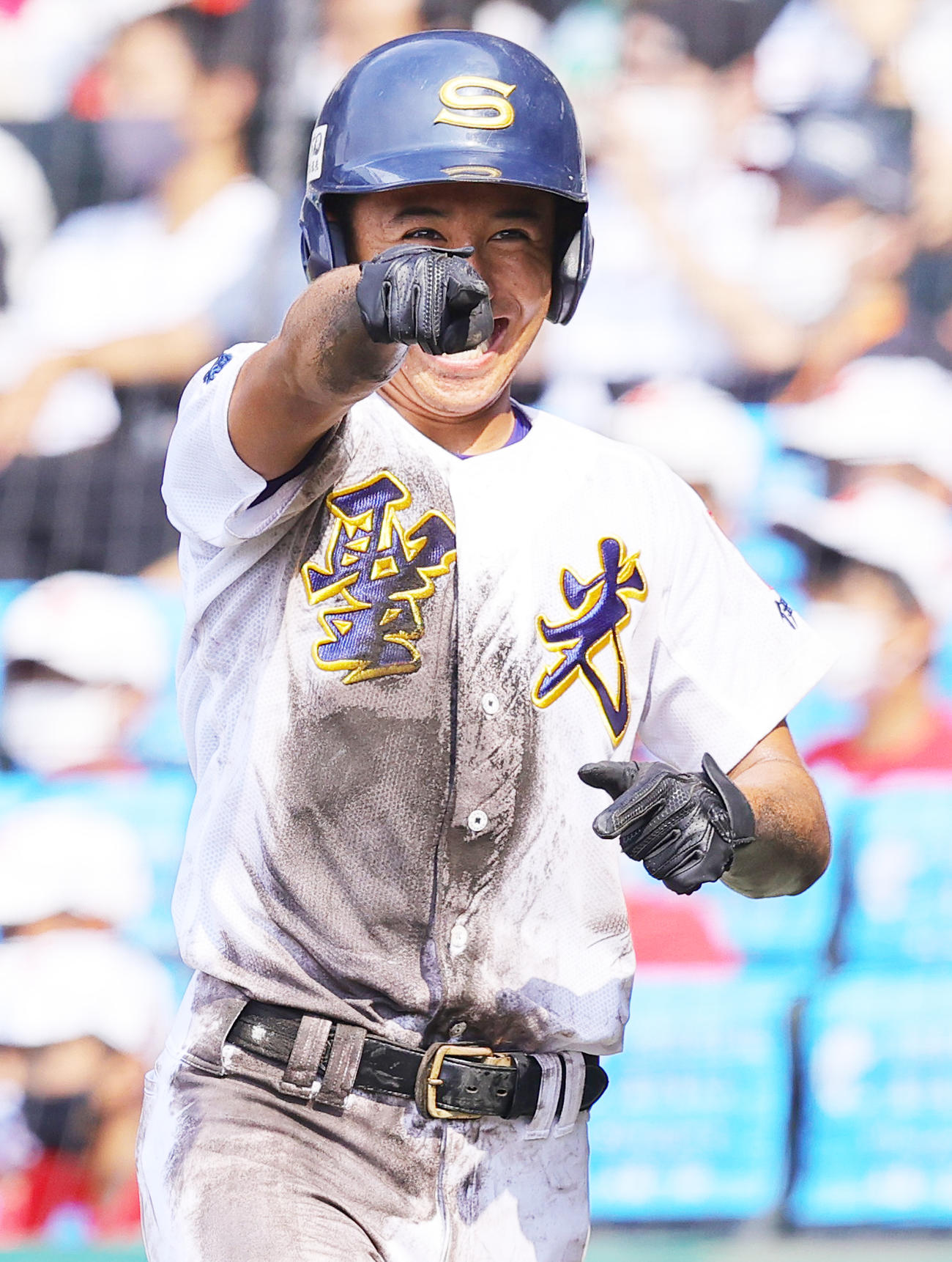 今夏甲子園の横浜対聖光学院　5回裏聖光学院無死一、三塁、併殺の間に生還した赤堀は、ベンチを指さし喜ぶ（撮影・野上伸悟）
