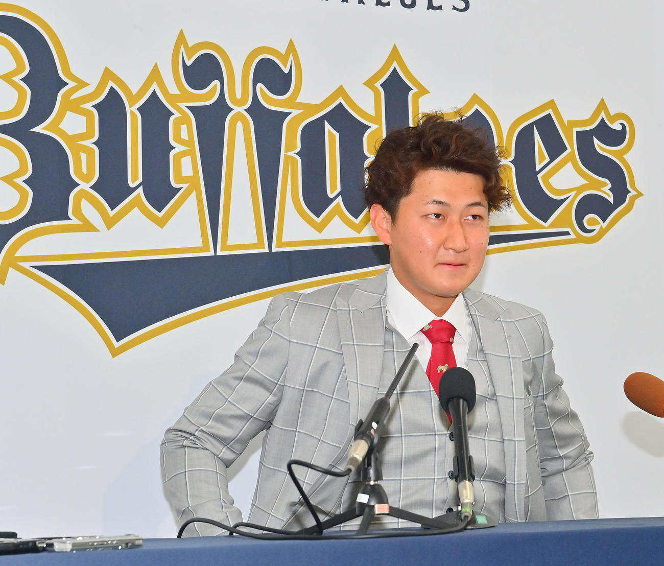 大幅アップとなり会見するオリックス紅林（撮影・和賀正仁）