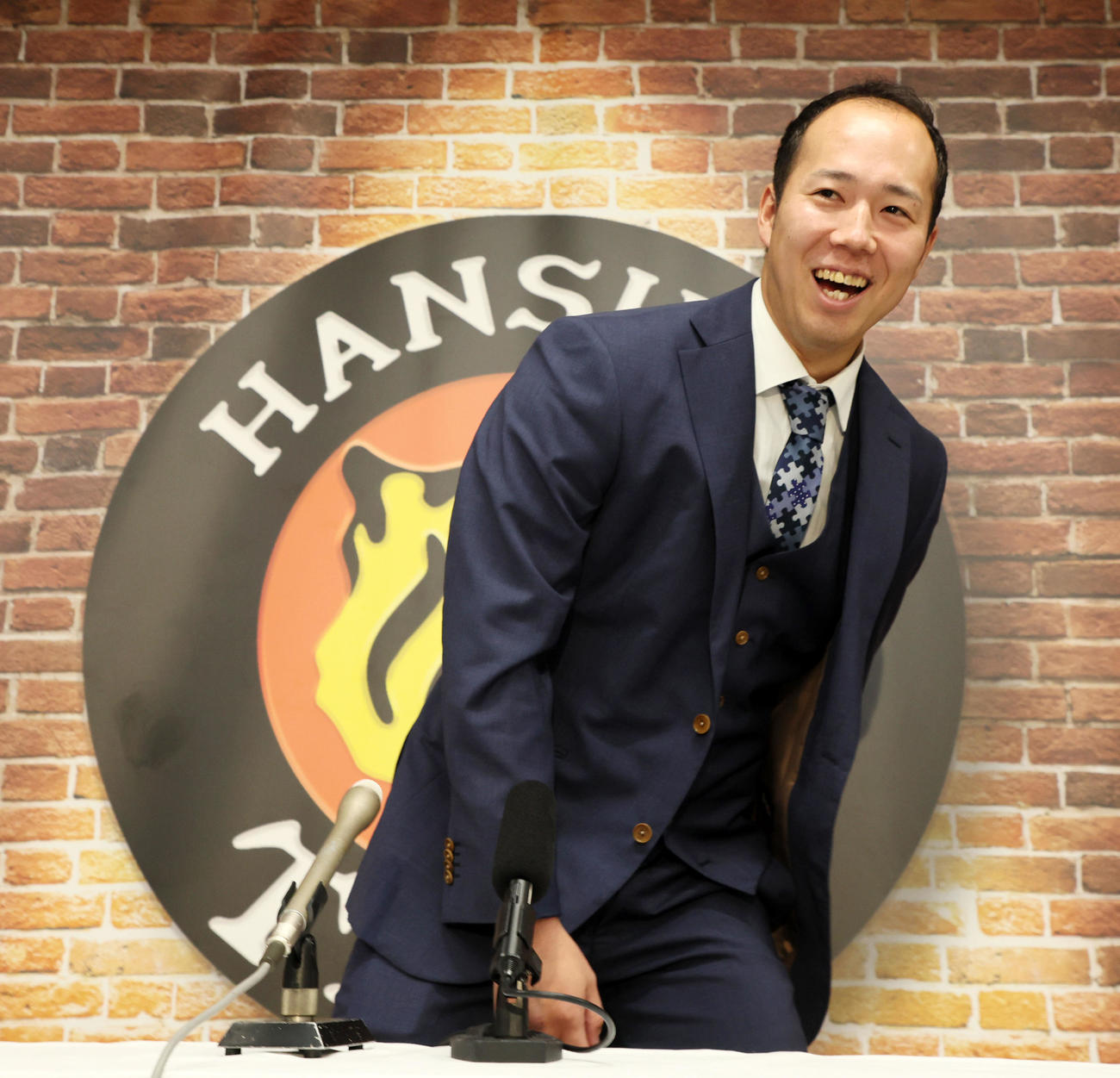 契約更改を終え会見場に着席する青柳（撮影・加藤哉）