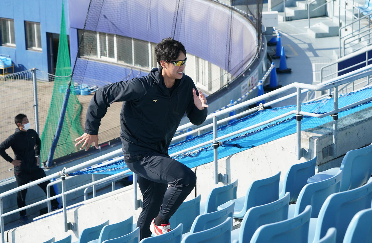 球場スタンド階段を駆け上がる梅津（撮影・森本幸一）