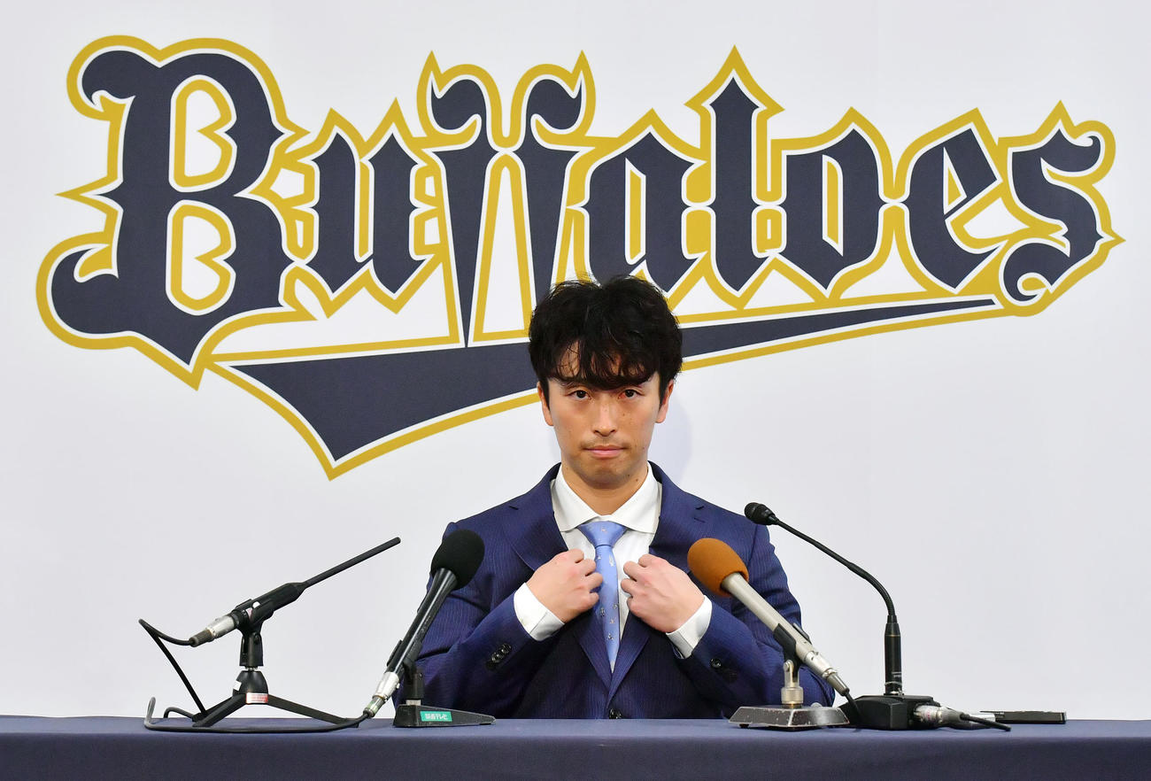 アップで更改し会見に臨むオリック福田（撮影・和賀正仁）