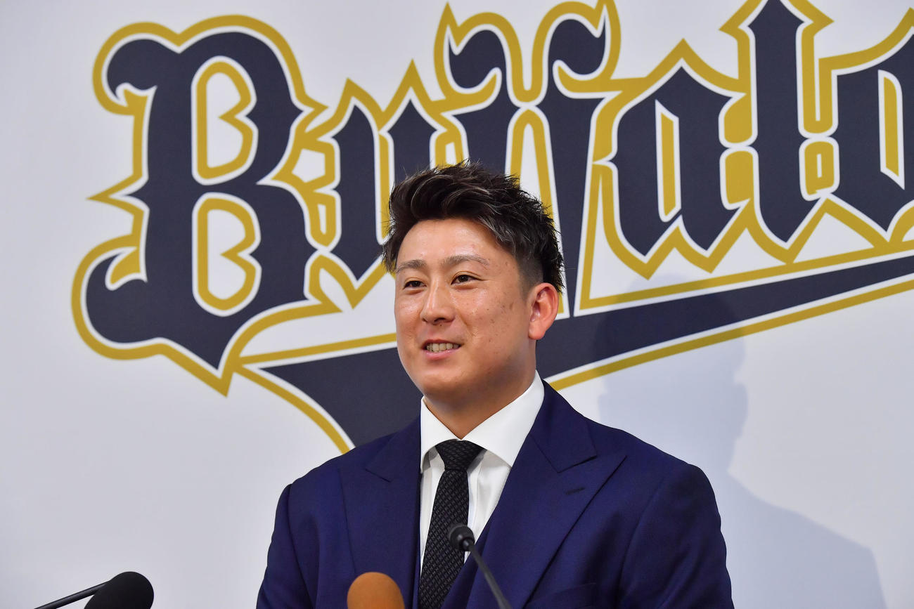 着席するなり「サインしました」と話すオリックス杉本（撮影・和賀正仁）