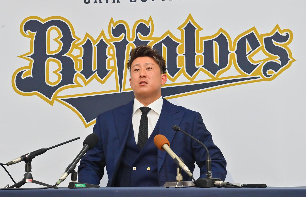 着席するなり「サインしました」と話すオリックス杉本（撮影・和賀正仁）