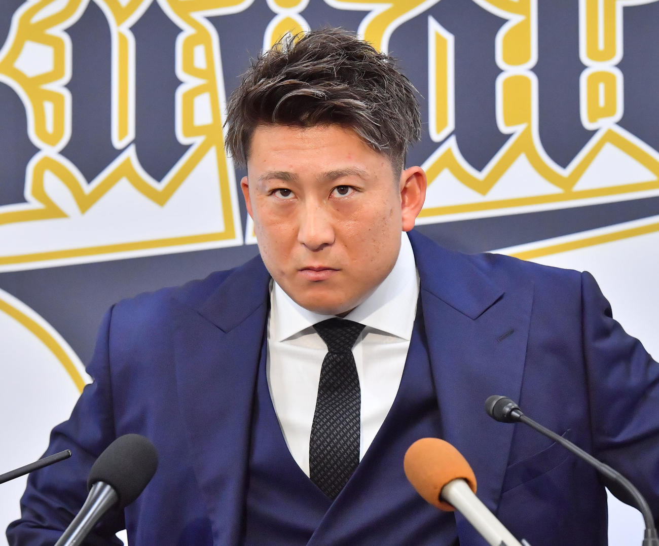 着席するなり「サインしました」と話すオリックス杉本（撮影・和賀正仁）