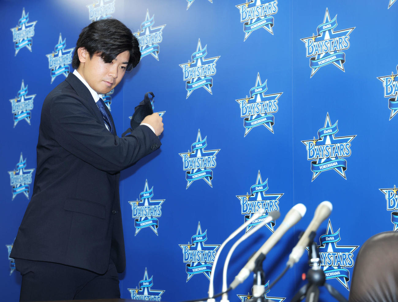 契約更改し、報道陣の前に姿を見せるDeNA今永（撮影・河田真司）