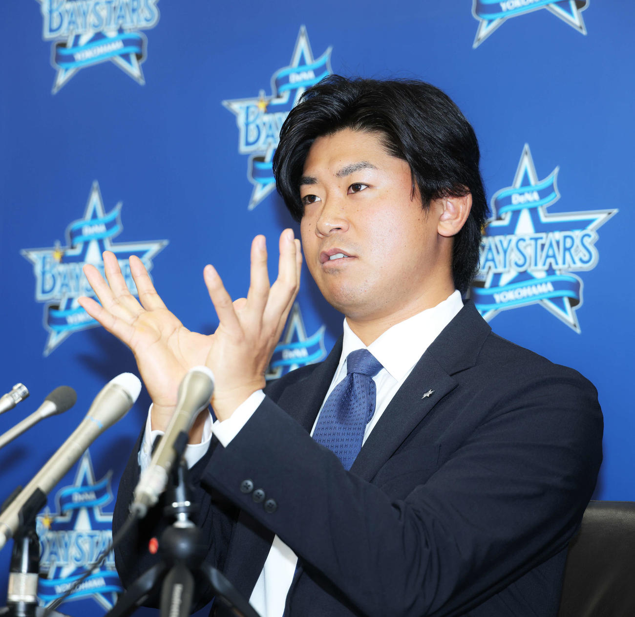 契約更改し、記者の質問に答えるDeNA今永（撮影・河田真司）