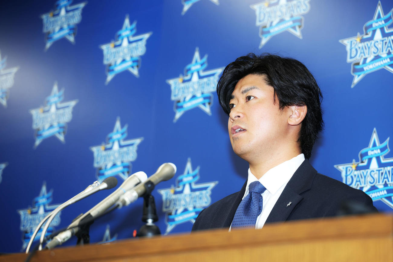 契約更改し、記者の質問に答えるDeNA今永（撮影・河田真司）