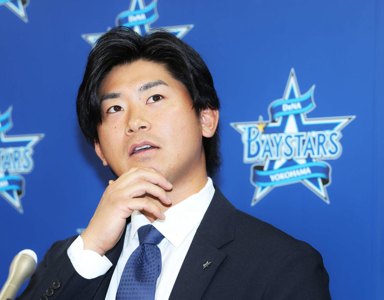 契約更改し、記者の質問に答えるDeNA今永（撮影・河田真司）