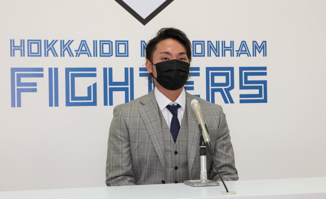 契約更改を終え記者会見する日本ハム伊藤（撮影・黒川智章）