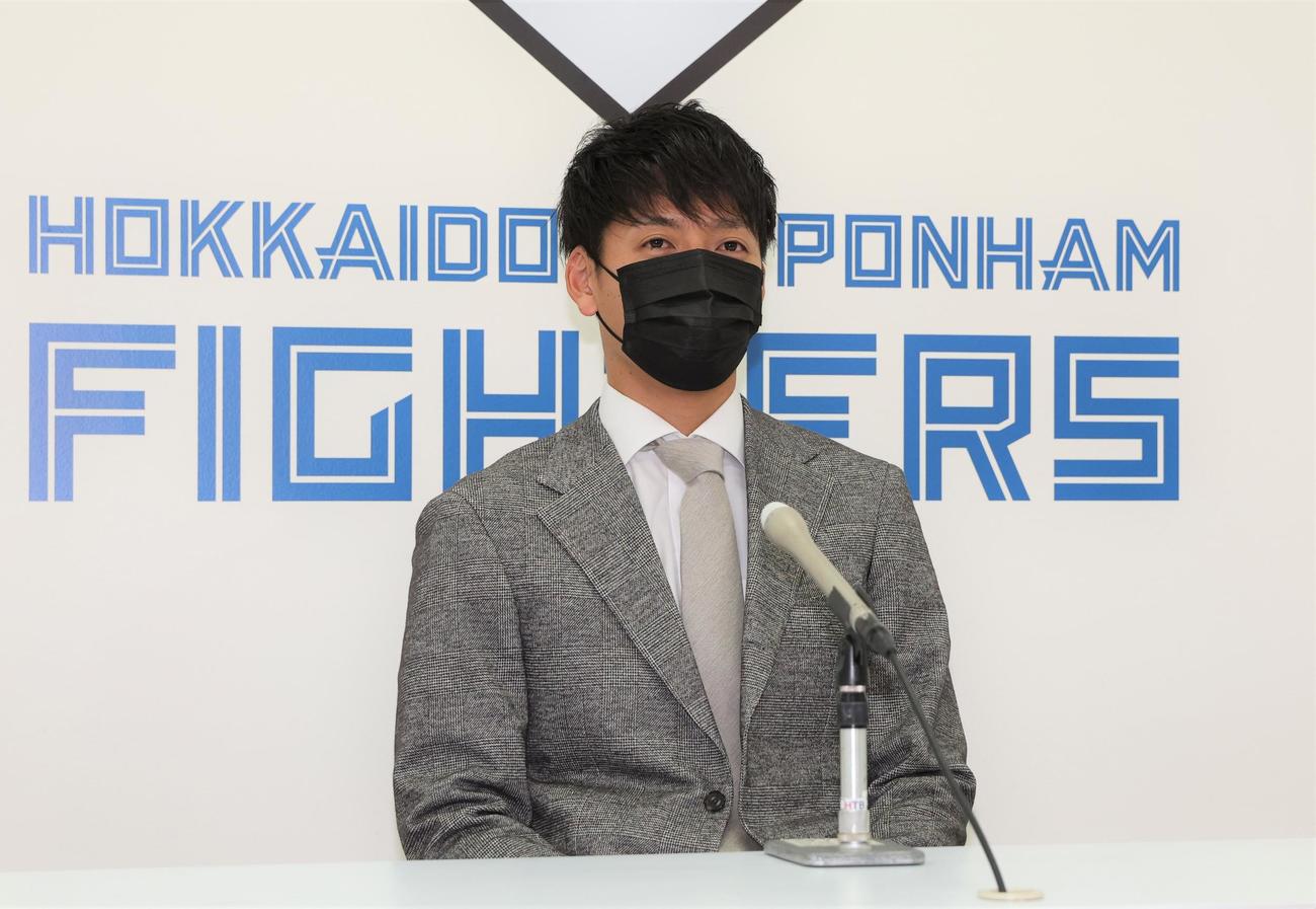 契約更改を終え記者会見する日本ハム杉浦（撮影・黒川智章）