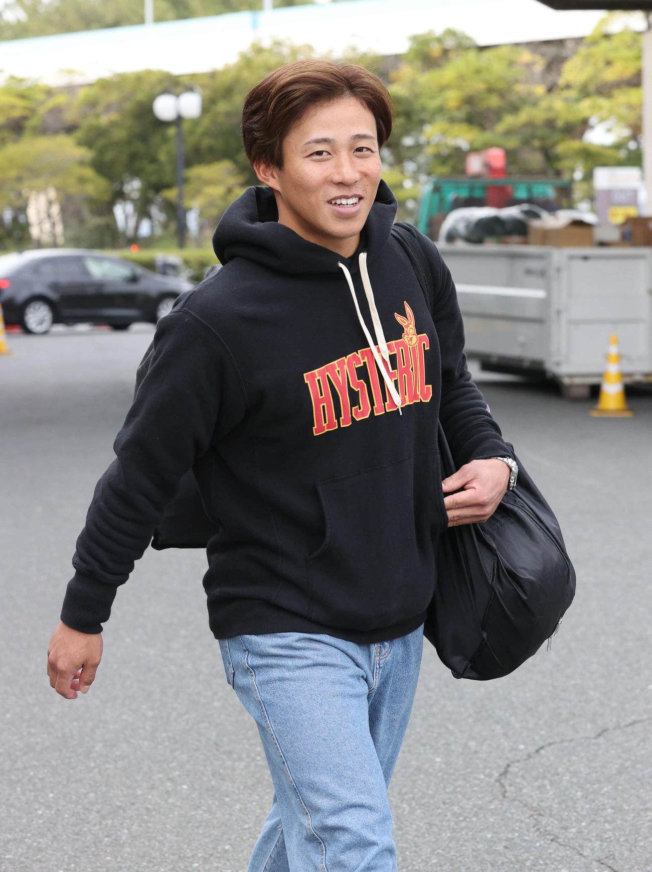 荷物を持って引き揚げる野村勇（撮影・梅根麻紀）