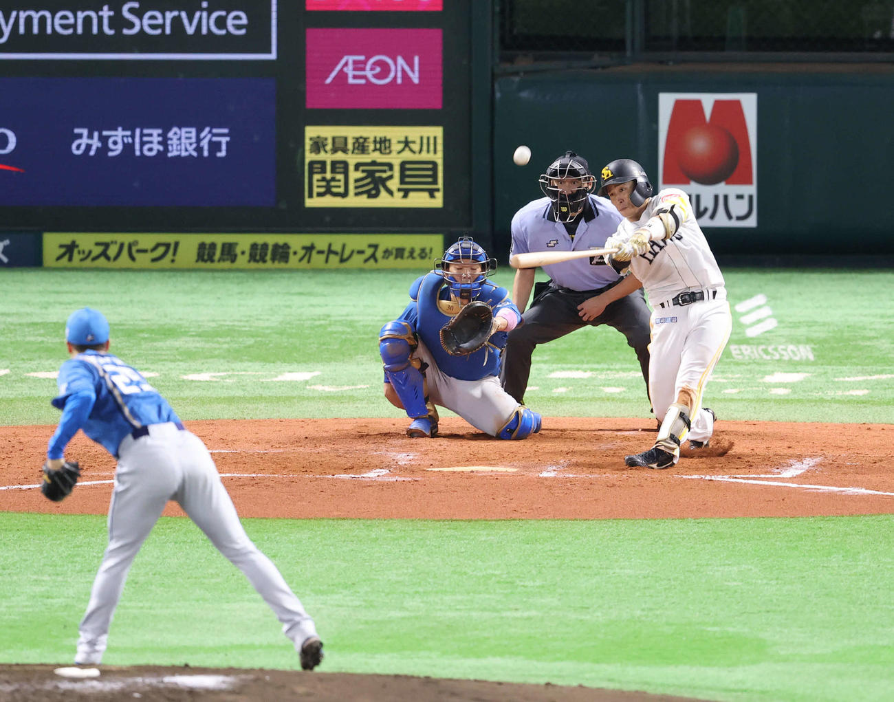 8月21日、日本ハム戦で10号本塁打を放つソフトバンク野村勇