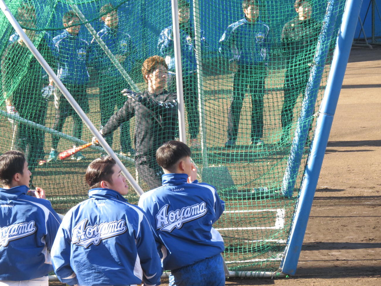 フリー打撃を行う吉田正（撮影・斎藤直樹）