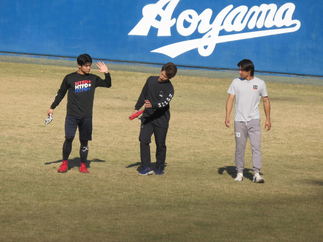 レッドソックスと5年契約で合意したオリックス吉田正（中央）は楽天茂木（左）とロッテ藤原恭大と身ぶりを交えて語った