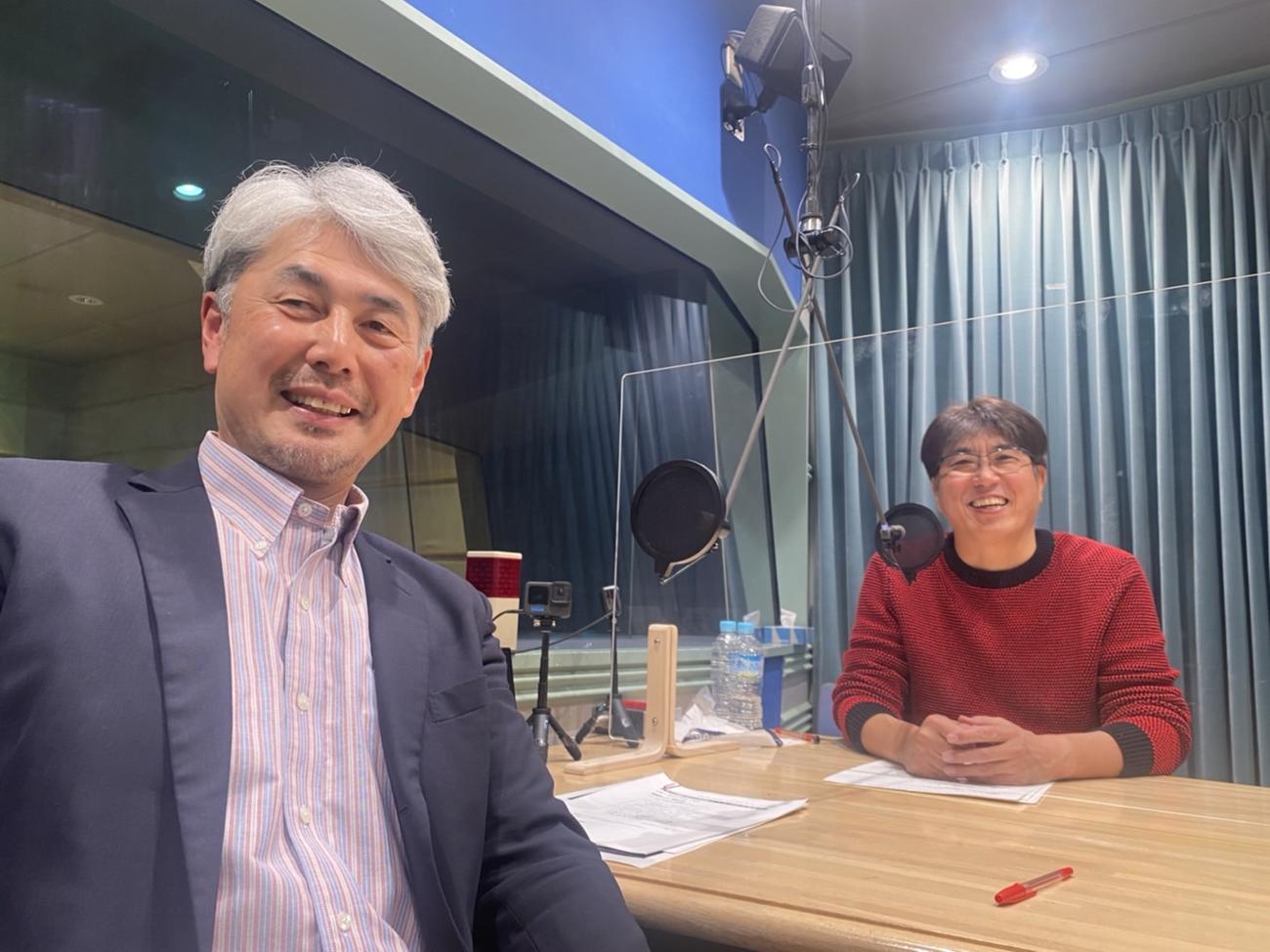 TBSラジオ「石橋貴明のGATE7」の収録を行うロッテ吉井監督。右は石橋貴明（球団提供）