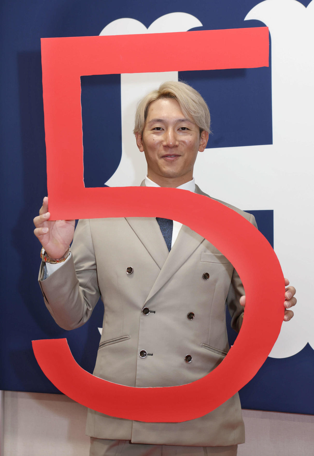 契約を更改した広島西川。新たな背番号5で、さらなる活躍を狙う（撮影・加藤孝規）