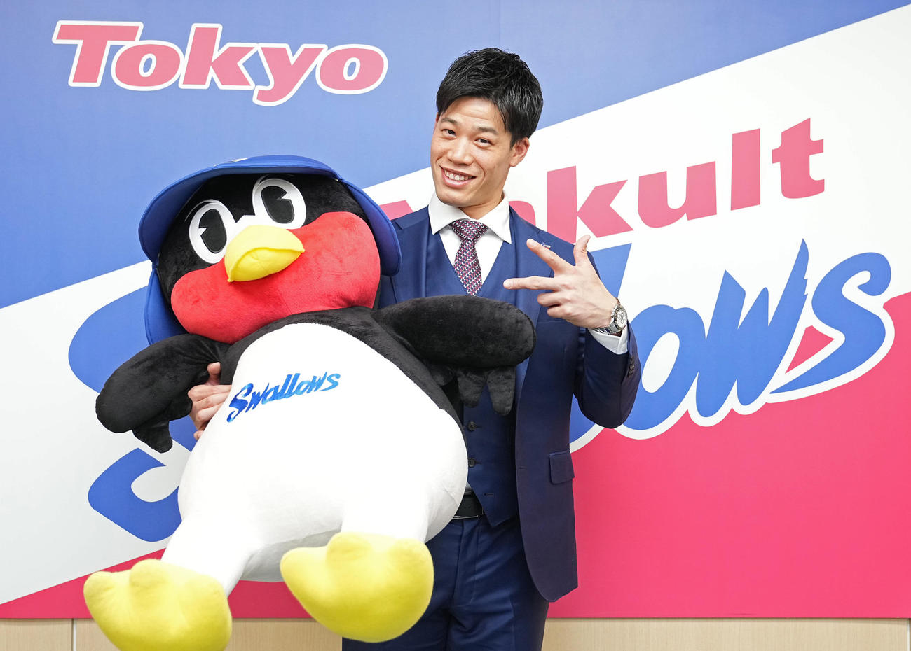 契約更改を終え笑顔のヤクルト塩見（代表撮影）