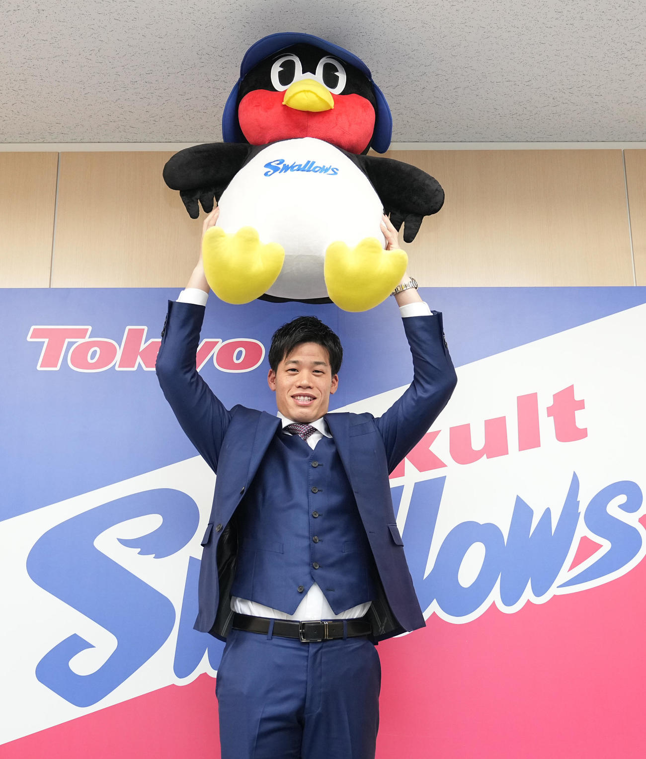 契約更改を終え、ポーズをとる塩見泰隆（代表撮影）