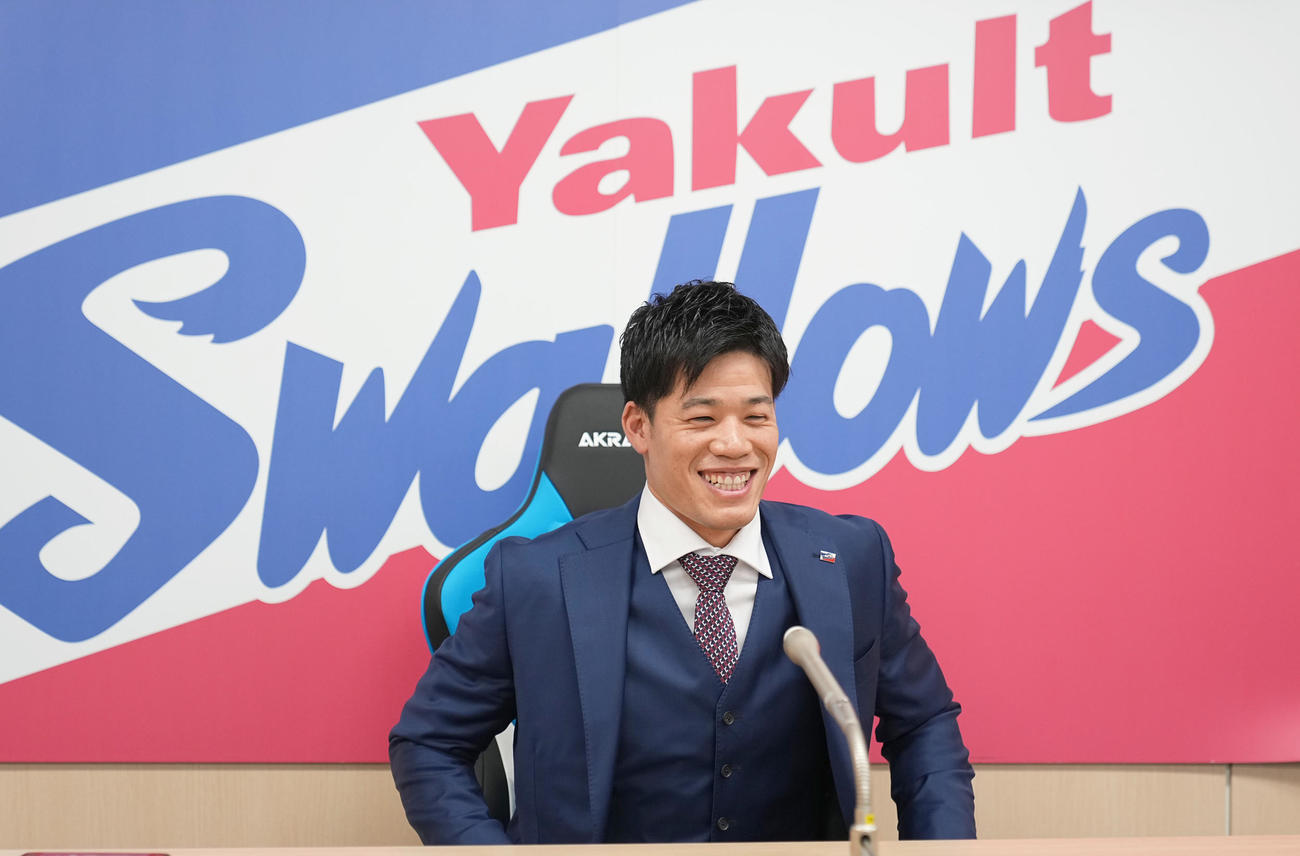 約更改を終え、取材に応じる塩見泰隆（代表撮影）