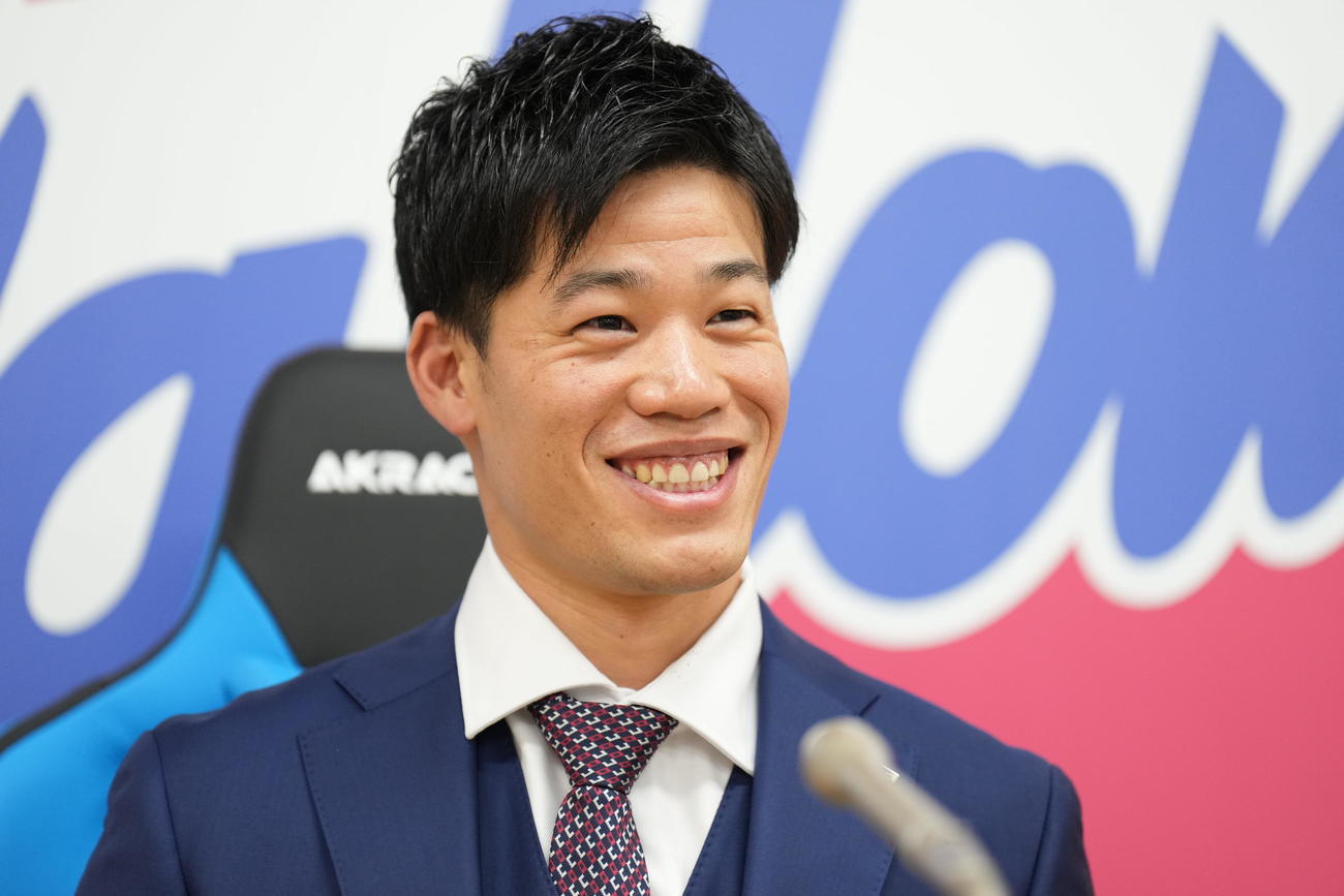 契約更改を終え、笑顔で取材に応じる塩見泰隆（代表撮影）