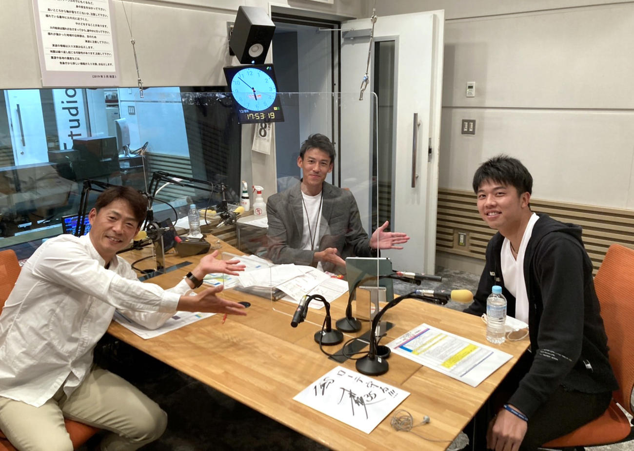 ABCラジオ「ラジオで虎バン」に出演した阪神才木。左から桧山氏、高野アナ（球団提供）