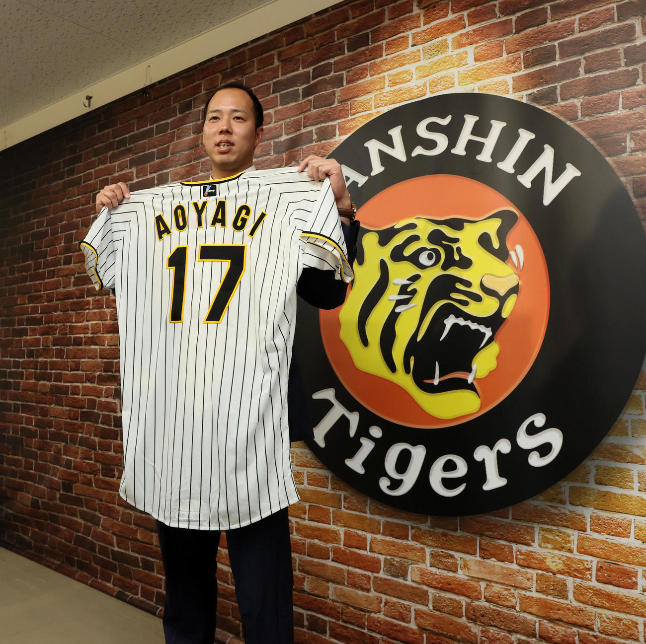 契約更改を終え新背番号「17」のユニホームを披露する青柳（撮影・加藤哉）