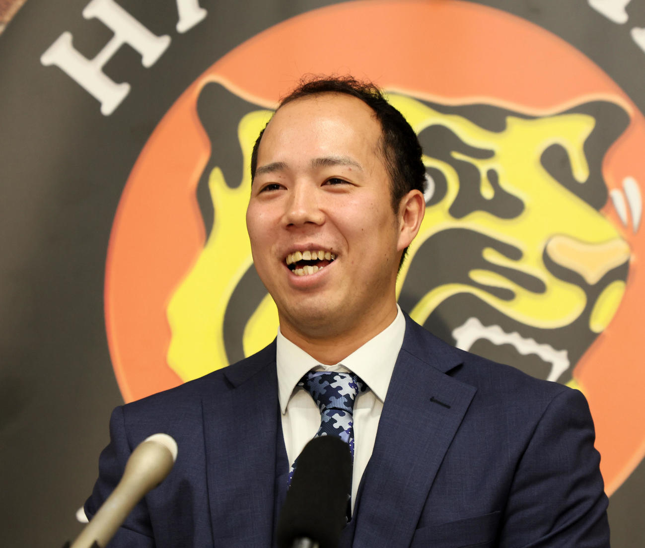 契約更改を終え笑顔で会見する阪神青柳（撮影・加藤哉）