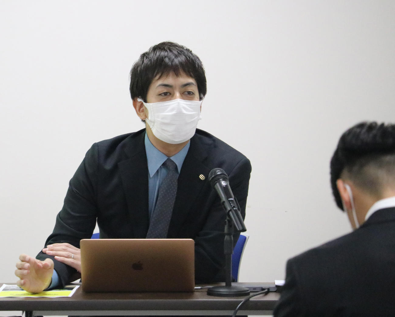 阪神の新人選手研修会で講演を行った球団OBで公認会計士の奥村武博氏（球団提供）