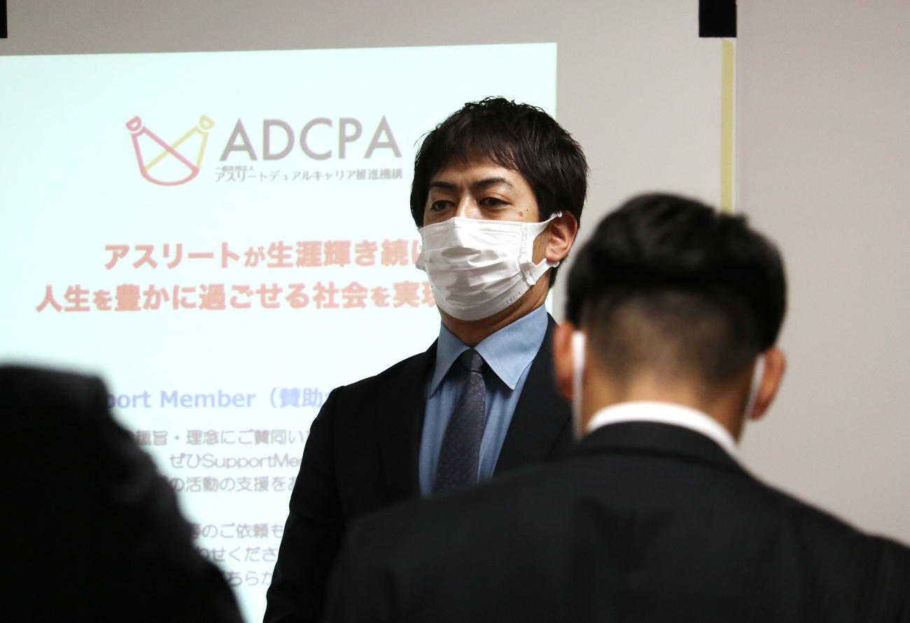 阪神の新人選手研修会で講演を行った球団OBで公認会計士の奥村武博氏（球団提供）