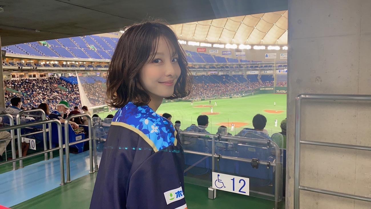 東京ドームで観戦する本郷杏奈