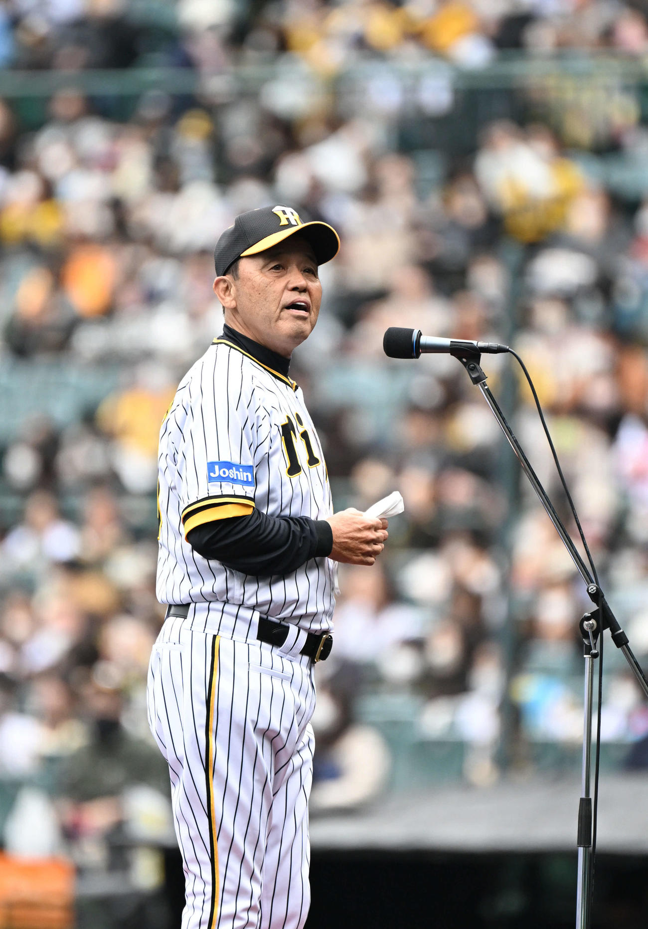 22年11月26日、ファンにあいさつをする阪神岡田監督