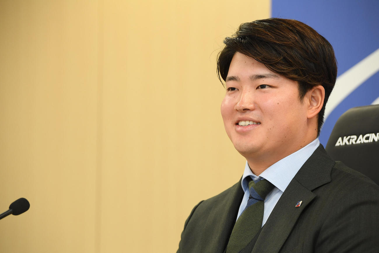 契約更改後、会見するヤクルト村上（代表撮影）