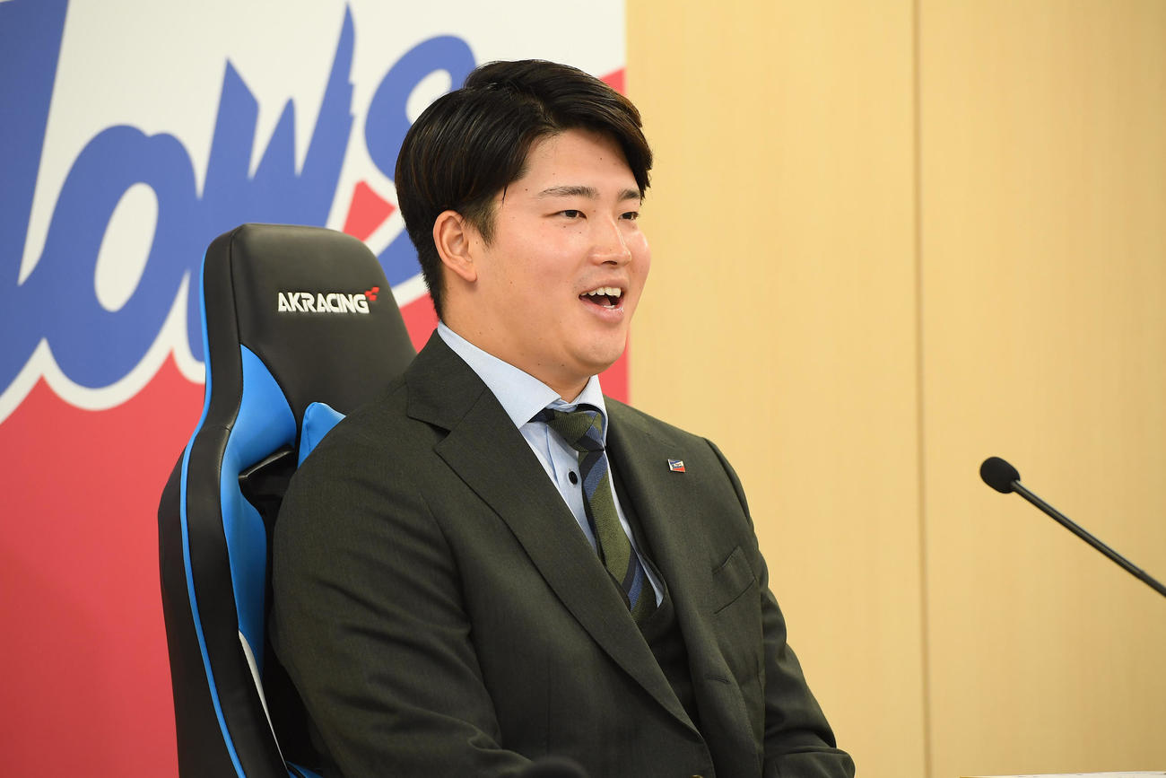 契約更改後、会見するヤクルト村上（代表撮影）