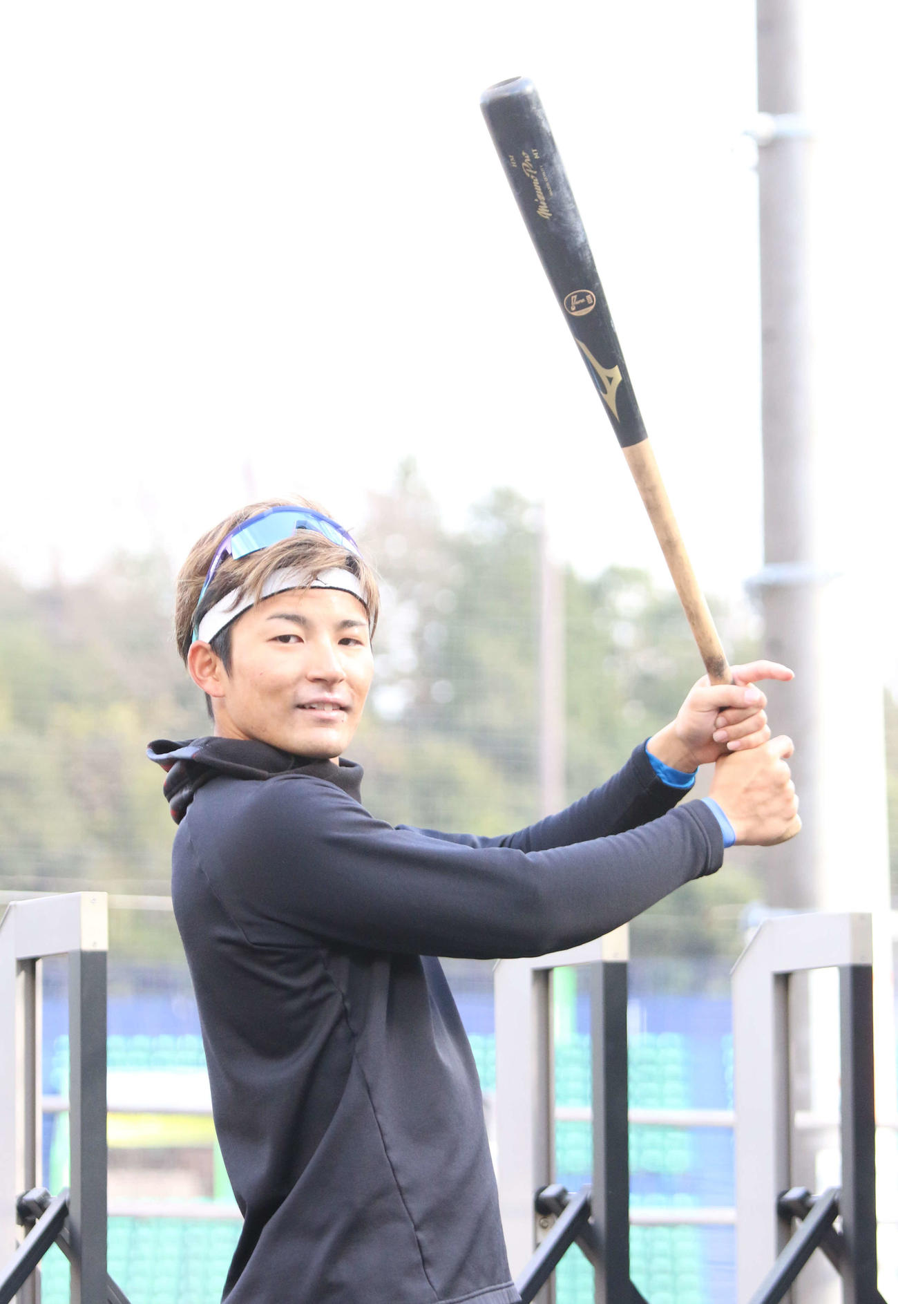 千葉・鎌ケ谷の球団施設で、ミズノ社のバットを持って構える日本ハム水野（撮影・木下大輔）
