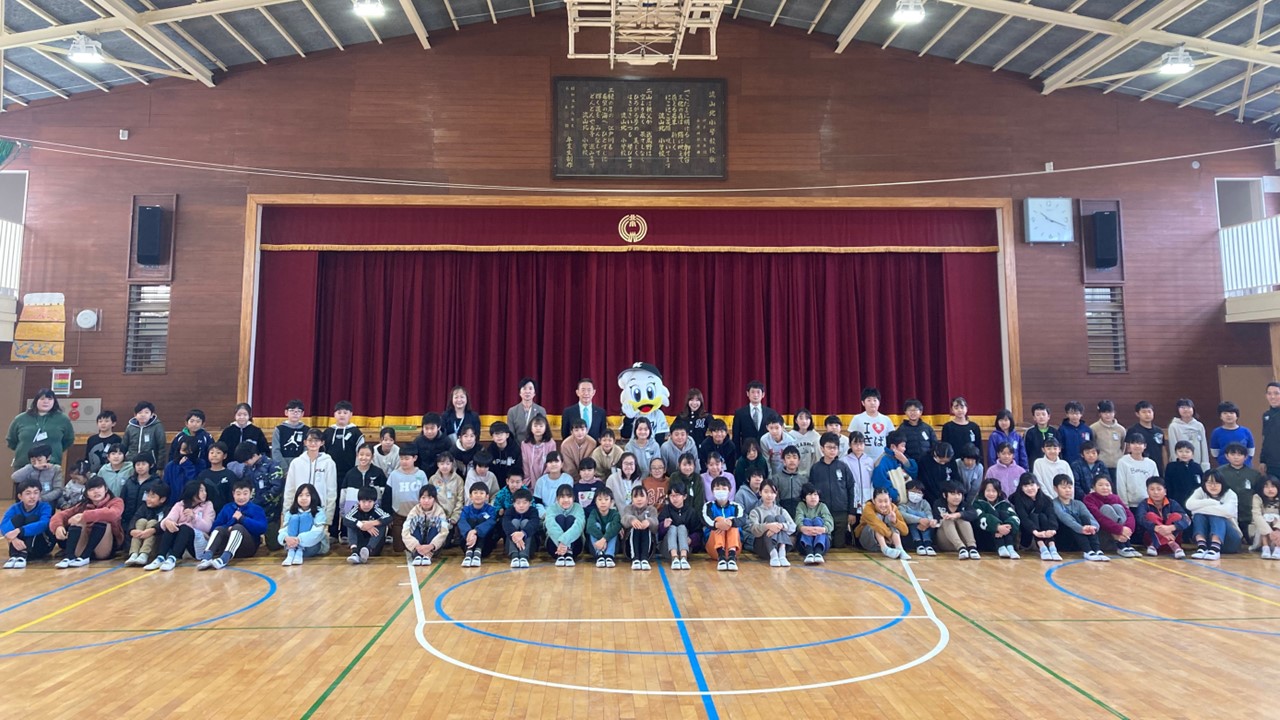 ロッテは流山市の公立小中学校にマリーンズ消毒用アルコールディスペンサーを寄贈（写真は球団提供）