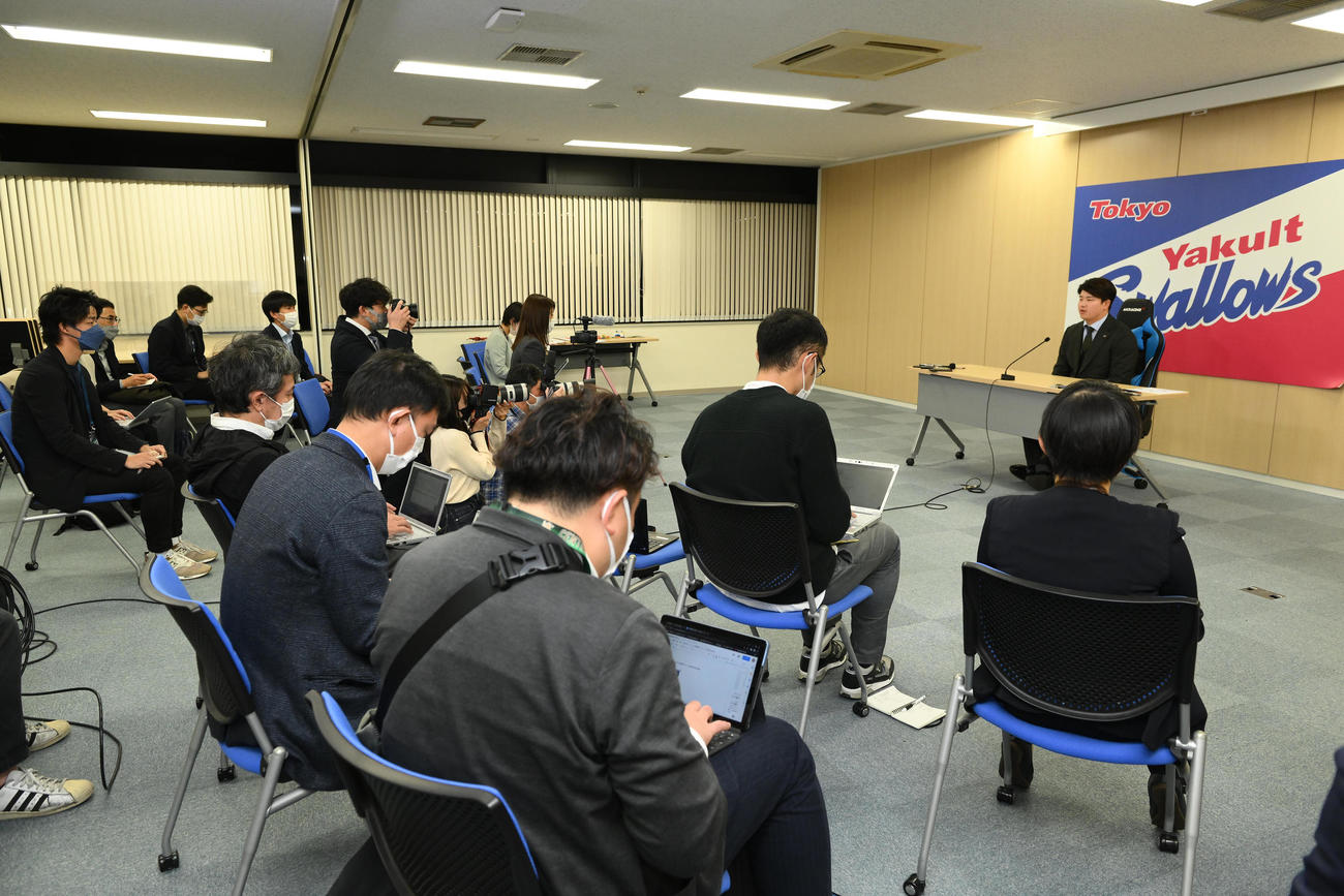 契約更改後、会見するヤクルト村上（右奥）（代表撮影）