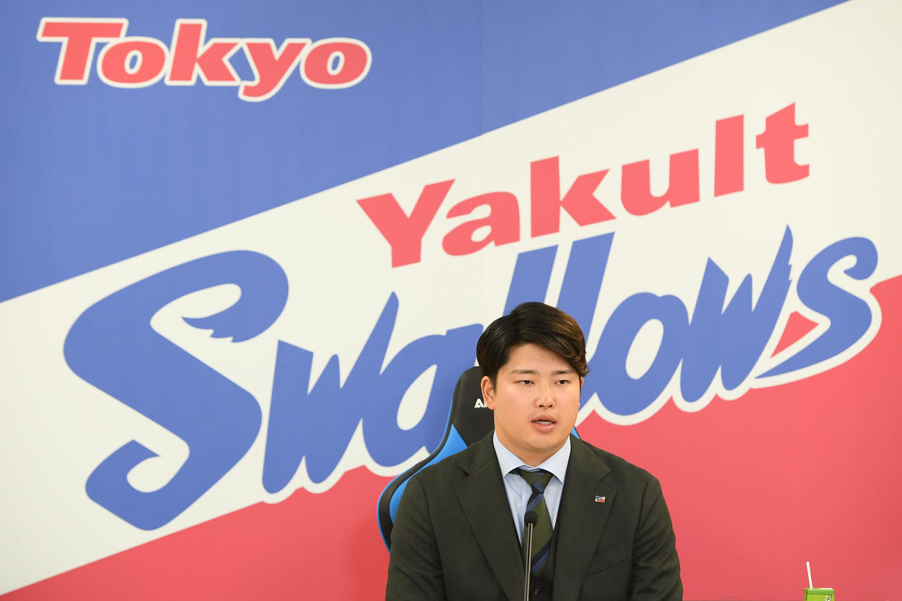 契約更改後、会見するヤクルト村上（代表撮影）