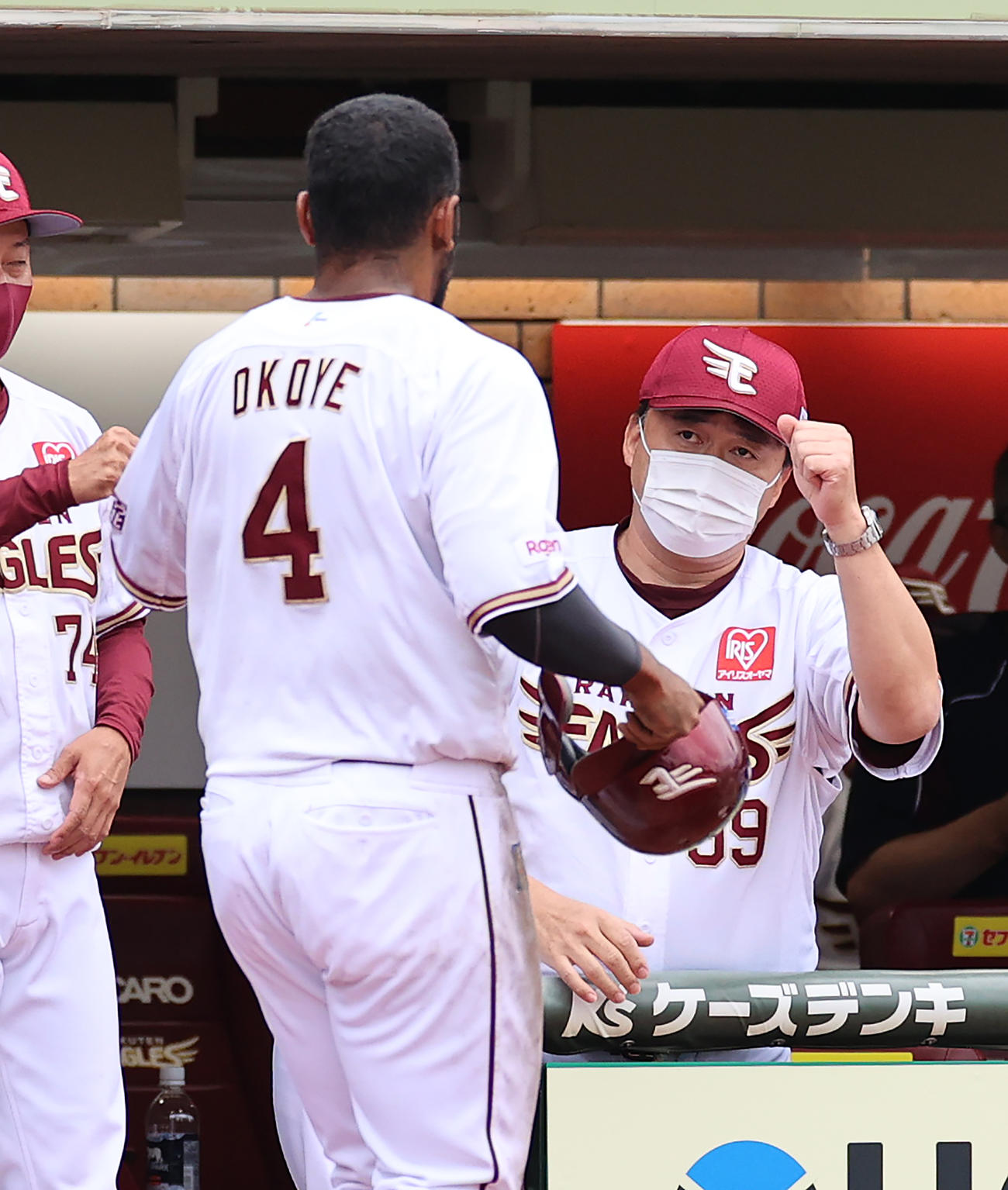 生還した楽天オコエ瑠偉（手前）を迎える石井一久GM兼監督（2021年9月4日撮影）