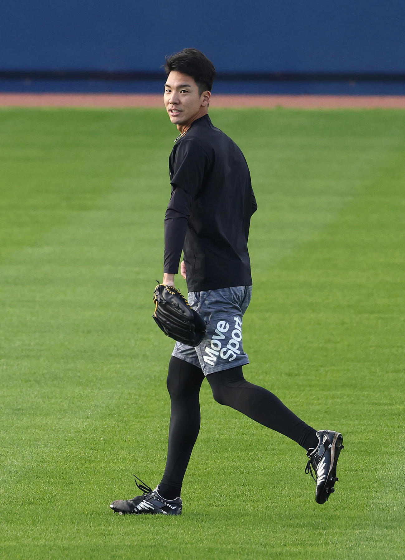 外野で練習に参加するオリックス小野泰己（2022年12月5日撮影）